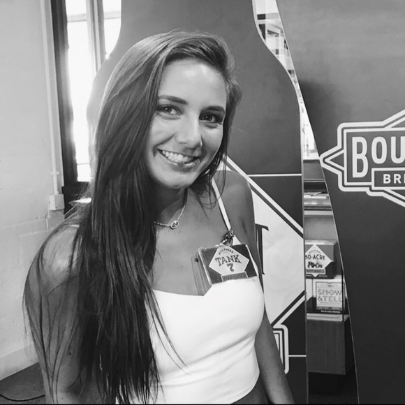 Meet your Posher, Halle - Picture 1 of 1